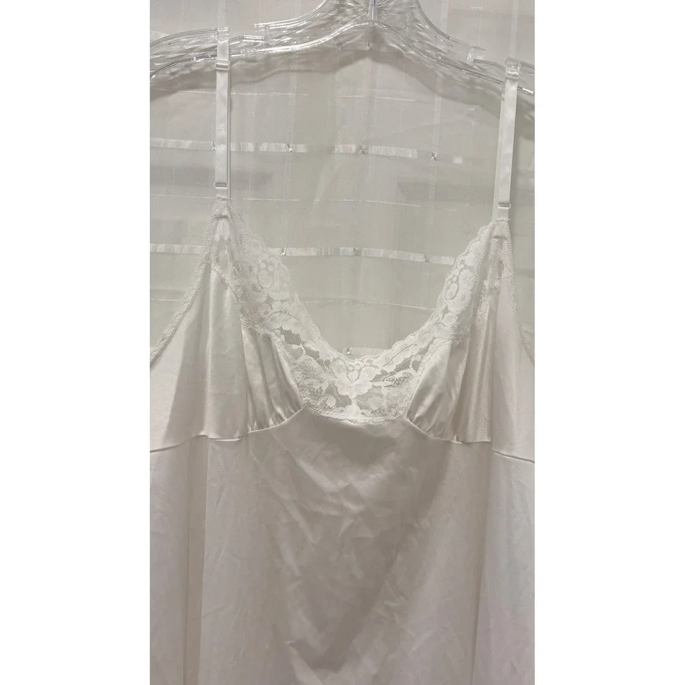 Vassarette White Nylon Full Slip Lace Trim Adjustable Strap Style 10-805 Size 28